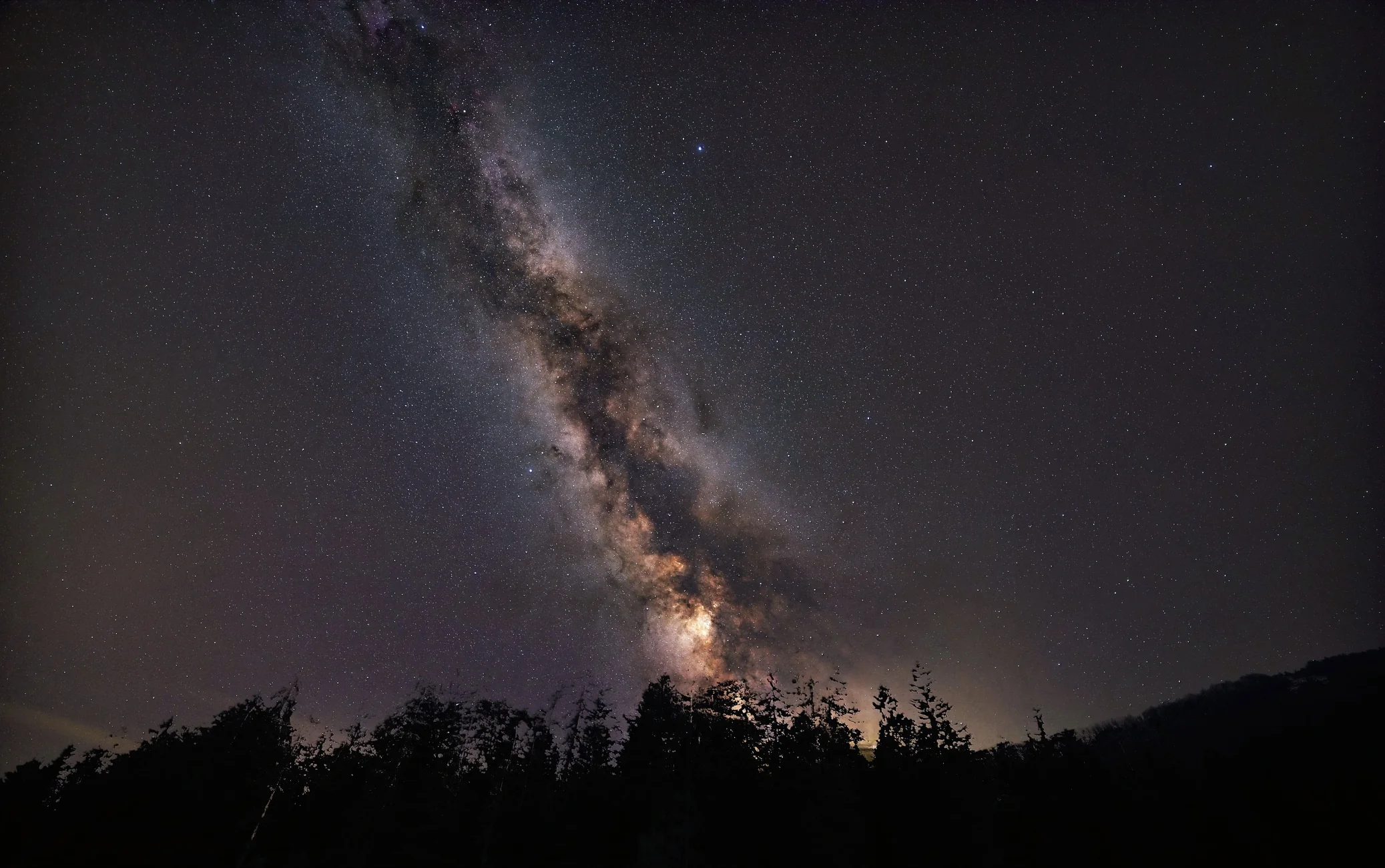 Letní Mléčná dráha nad obzorem – Astrofotografie měsíce
